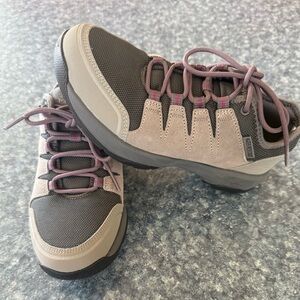 Women’s Skechers Goga Max Sneakers/Hiking Shoes Size 5.5 Two tone grey.